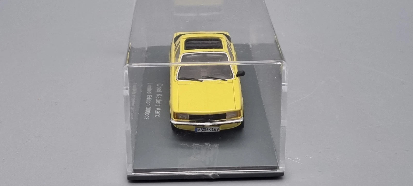Modellautos 1:43 Neo Scale Models Opel Kadett Aero gelb Ltd 1/300 Vitrine