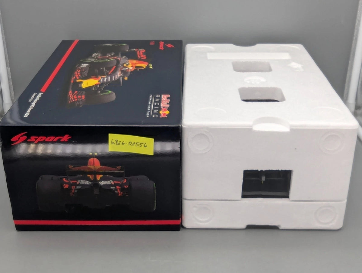 Modellautos 1:18 Spark Red Bull RB13 3rd Chinese GP 2017 #33 Verstappen OVP