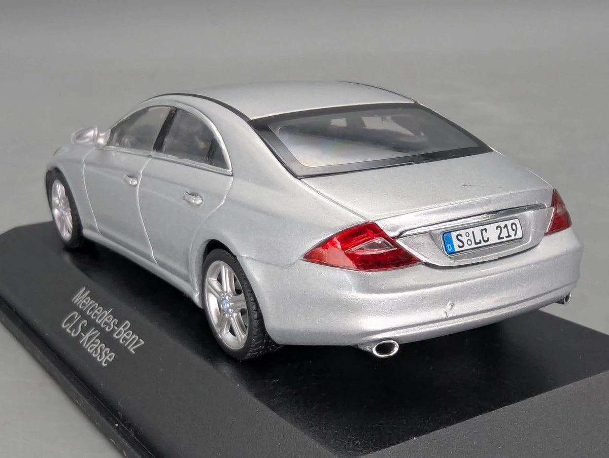 Modellautos 1:43 Minichamps Mercedes Benz CLS-Klasse mit Dealer OVP