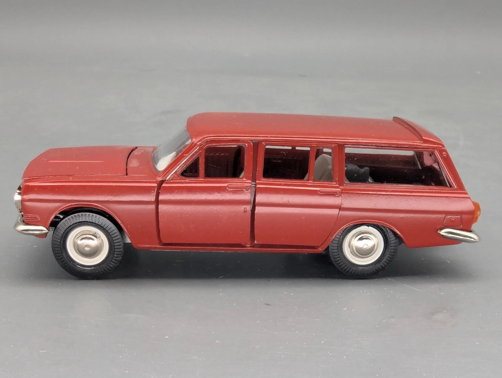 Modellautos 1:43 Agat / Tantal / Saratov GAZ-24-02 Wolga Kombi-Version mit OVP
