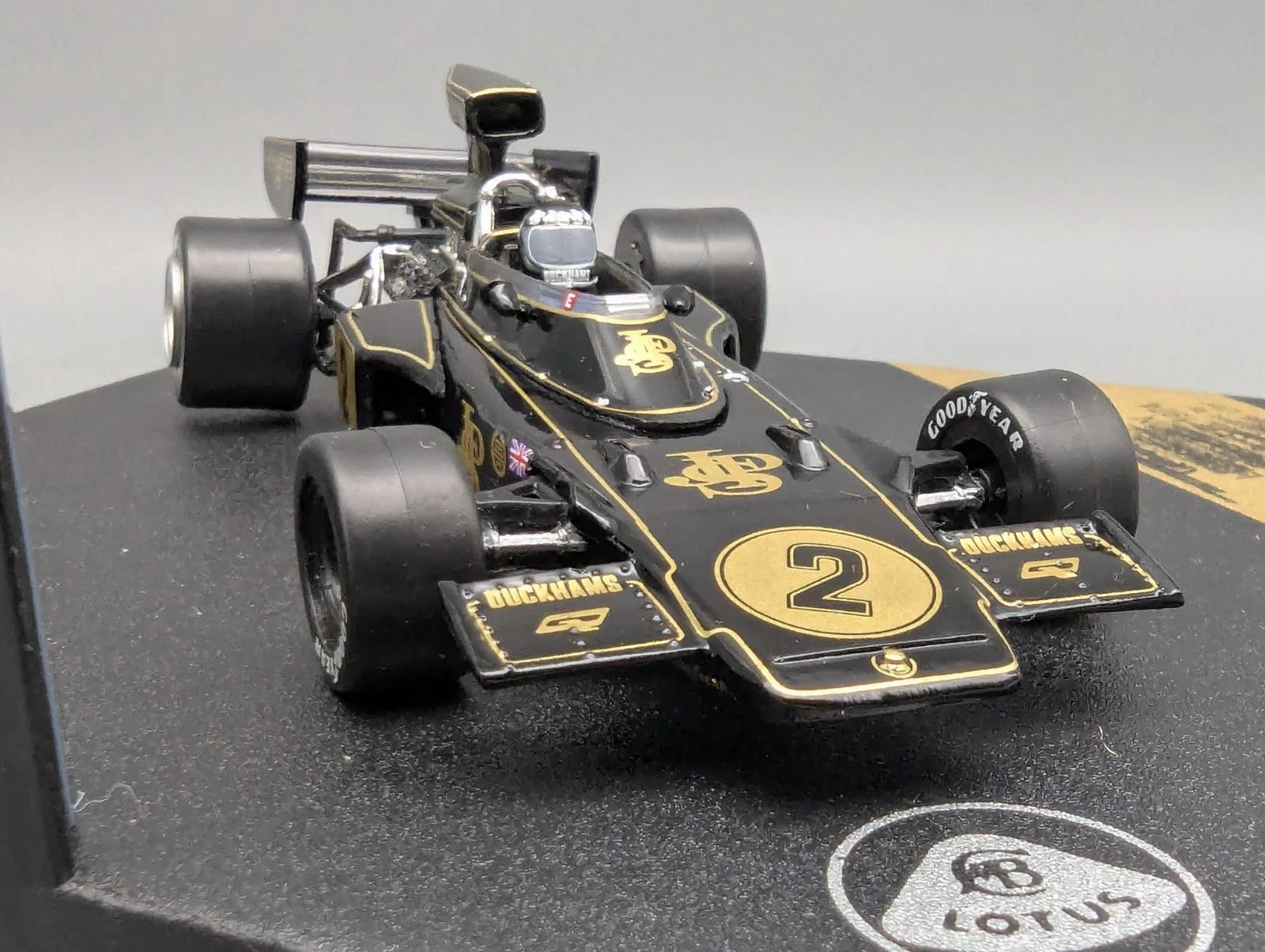 Modellautos 1:43 Quartzo Lotus 72E German GP 1974 #2 Jacky Ickx mit Vitrine