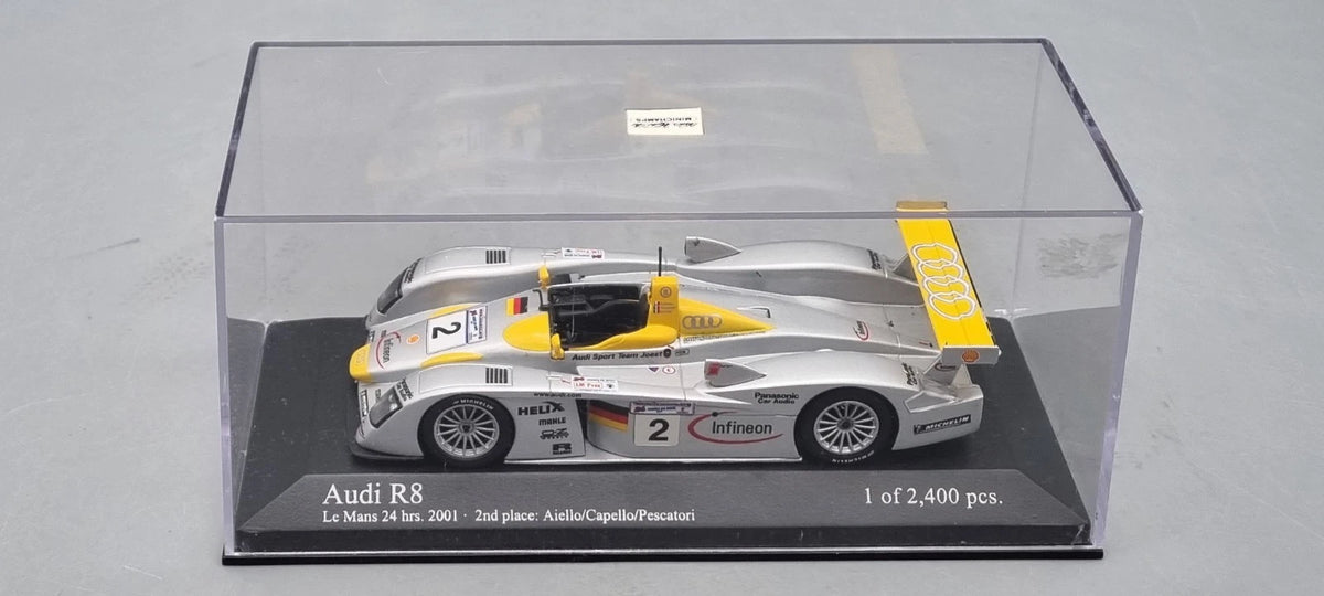 Modellautos 1:43 Minichamps Audi R8 24h Le Mans 2001 #2 1/2400 Vitrine