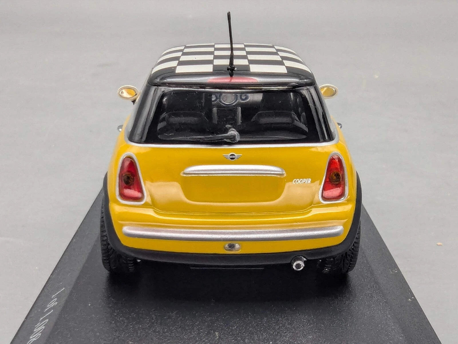 Modellautos 1:43 Minichamps Mini One 2001 Mellow Yellow mit OVP