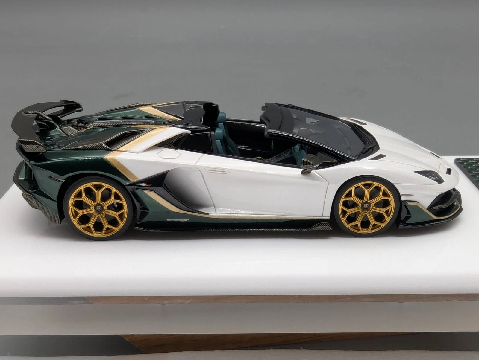 Eidolon Make Up 1:43 Lamborghini Aventador SVJ Roadster Weiß Grün Ltd 39/100 OVP