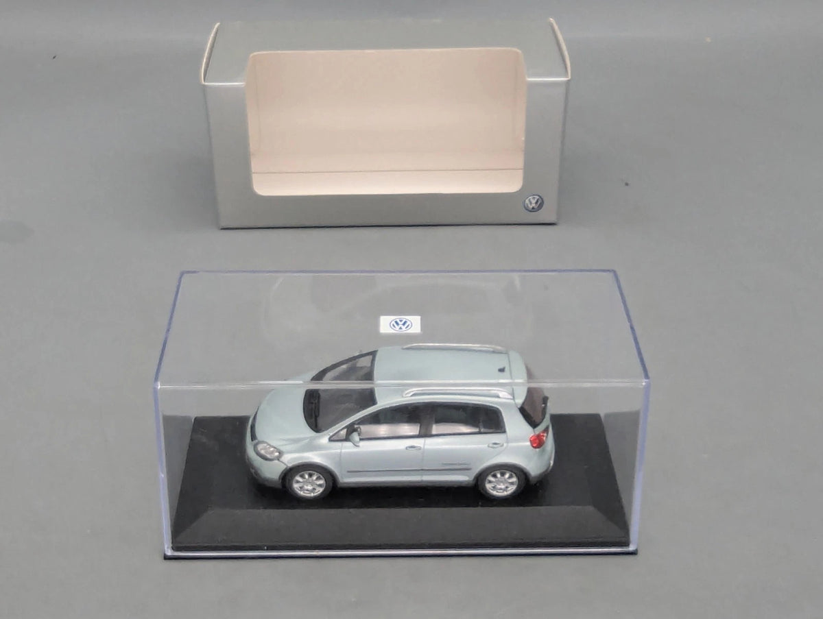 Modellautos 1:43 Minichamps Volkswagen VW Cross Golf Iceblue Metallic Dealer OVP