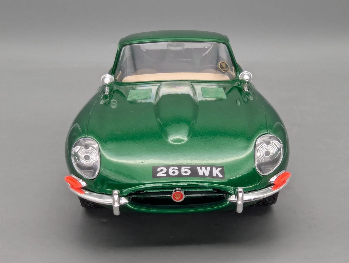 Modellautos 1:18 Bburago Jaguar E 1961 Metallic Grün mit Vitrine