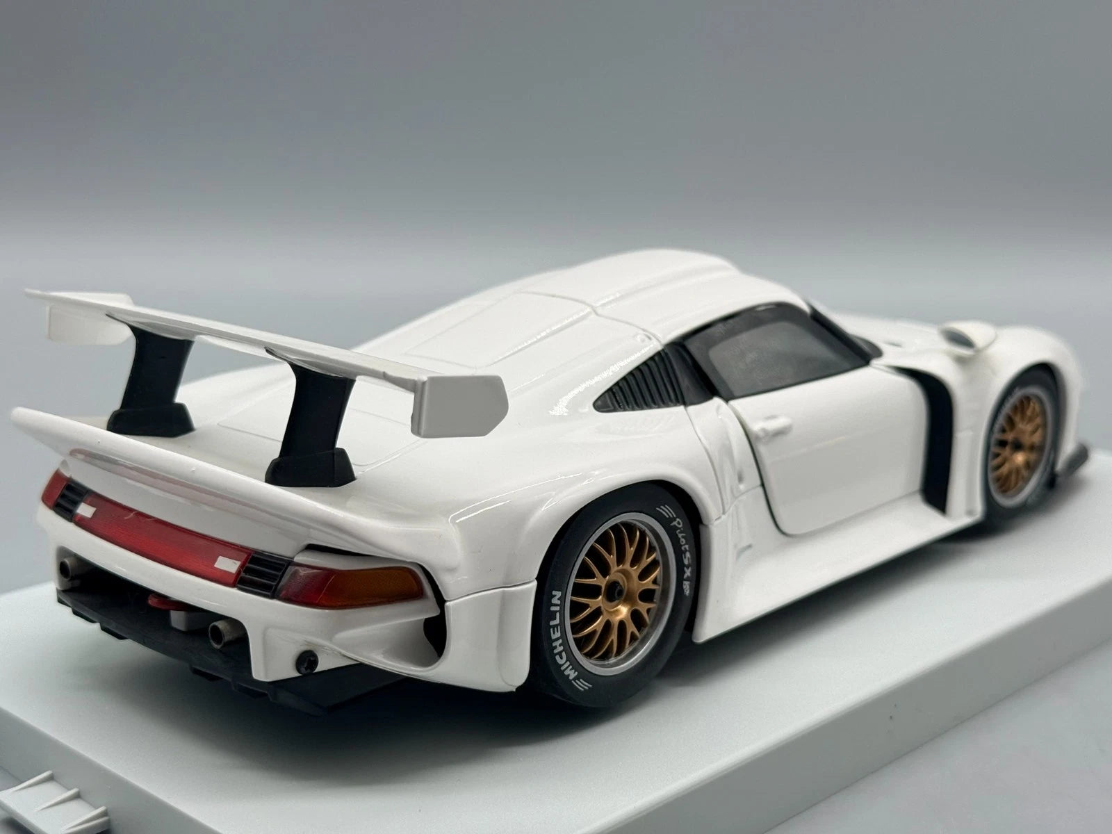 Modellautos 1:18 UT Models Porsche 911 GT1 Weiß mit OVP