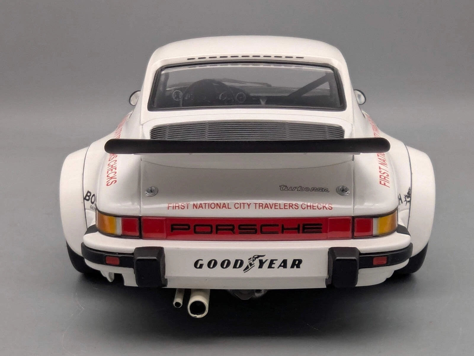 Modellautos 1:12 Minichamps Porsche 934 RSR Turbo WINNER 76 #16. Follmer Vitrine