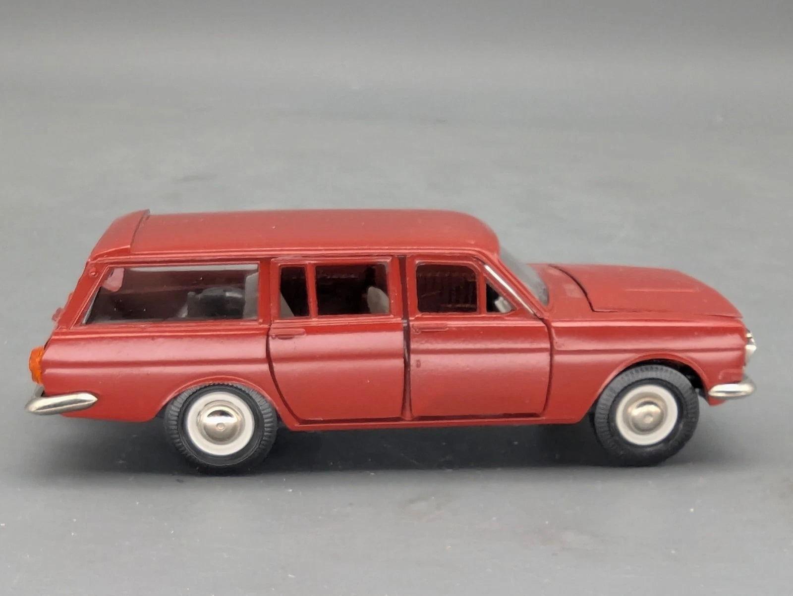 Modellautos 1:43 Agat / Tantal / Saratov GAZ-24-02 Wolga Kombi-Version mit OVP
