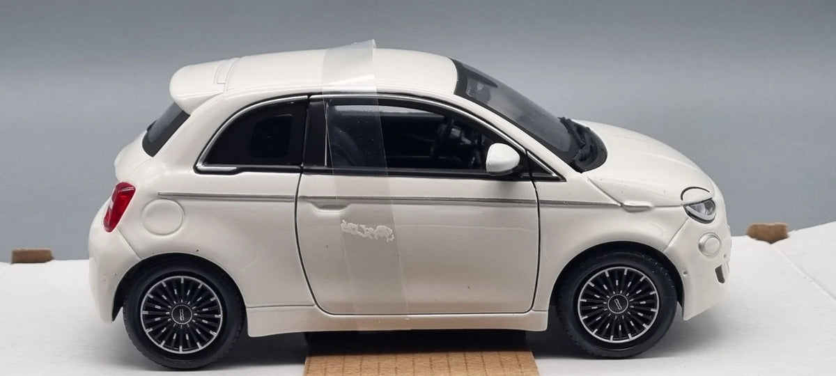 Modellautos 1:24 Bburago Fiat 500e weiß 2023 OVP