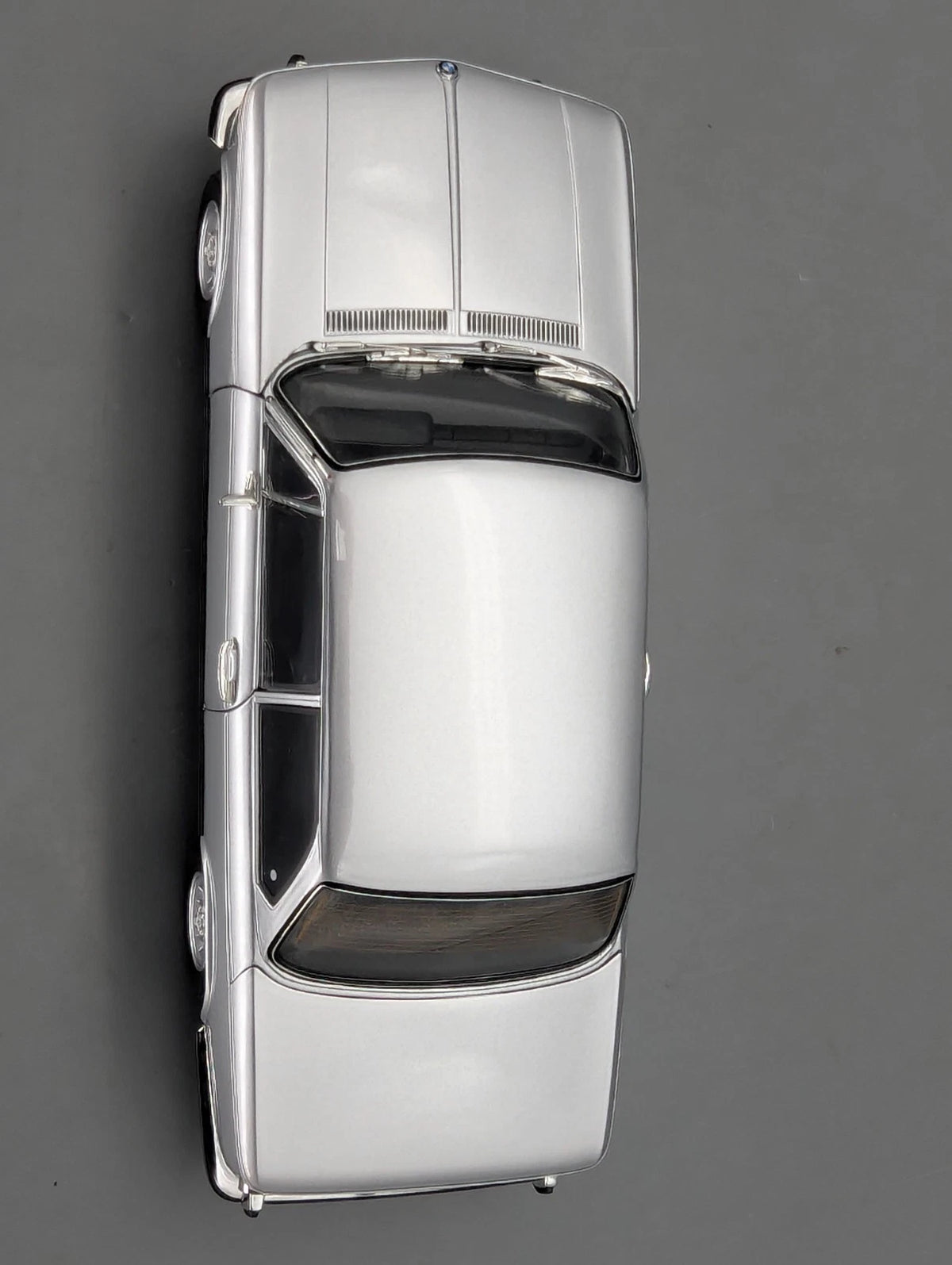 Modellautos 1:18 Kyosho BMW 2002 tii Silber mit OVP