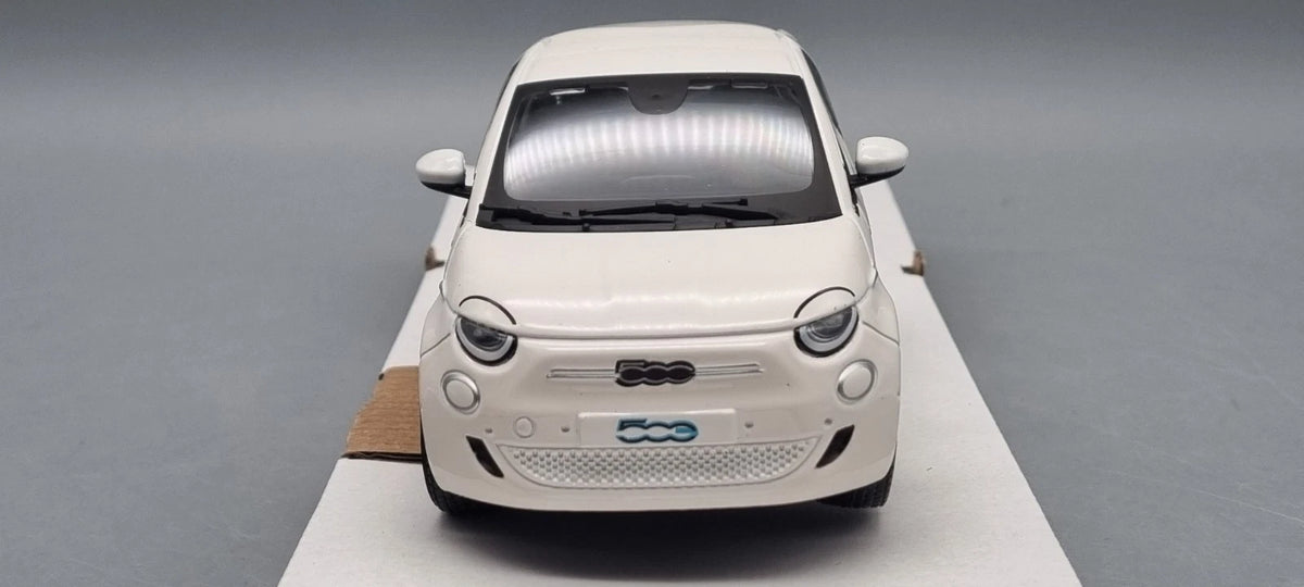 Modellautos 1:24 Bburago Fiat 500e weiß 2023 OVP