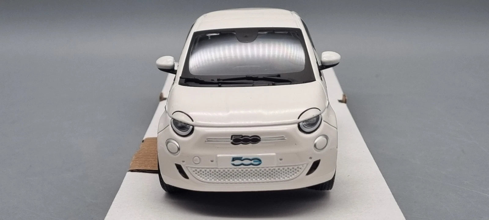 Modellautos 1:24 Bburago Fiat 500e weiß 2023 OVP