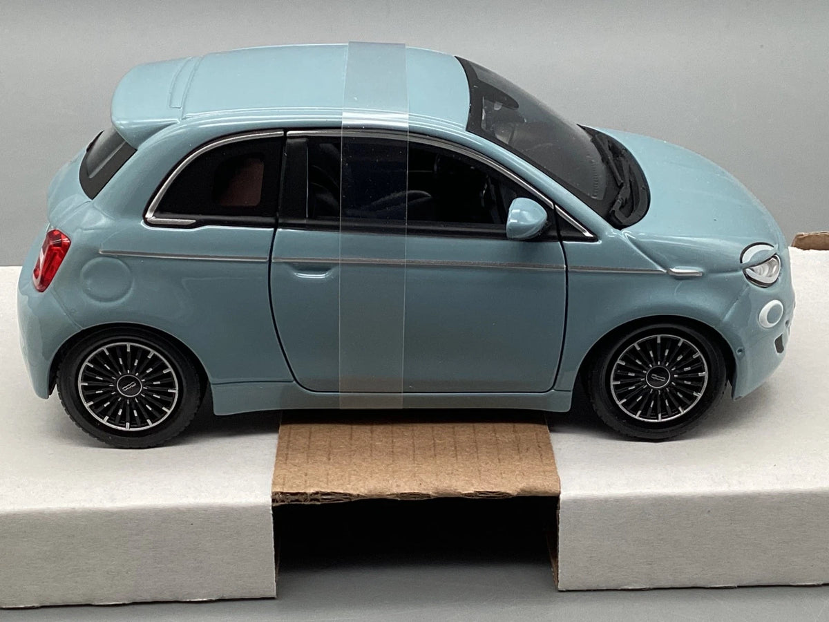 Modellautos 1:24 Bburago Fiat 500e blau 2023 mit OVP