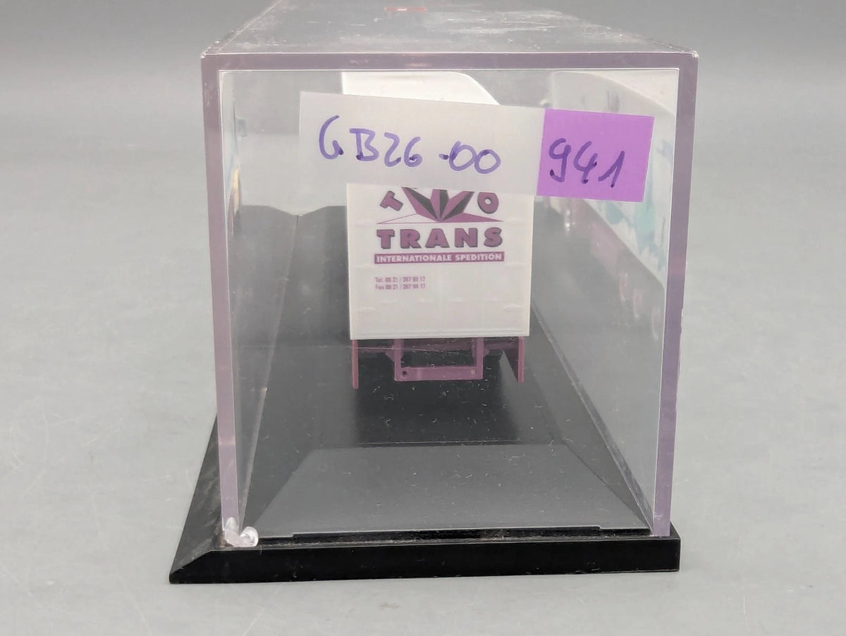 Lkw Modell 1:87 Herpa Scania Kühlkoffersattelzug Trio Trans mit Vitrine