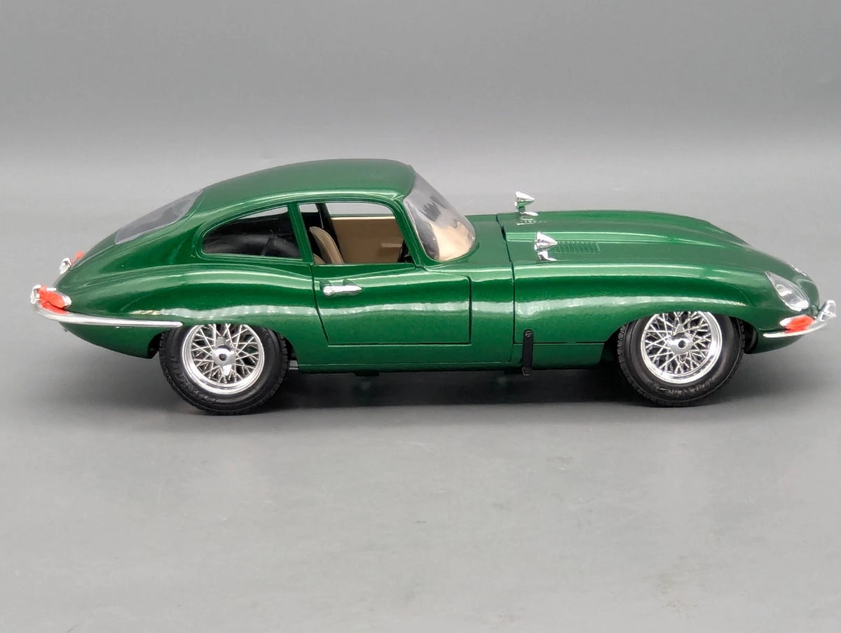 Modellautos 1:18 Bburago Jaguar E 1961 Metallic Grün mit Vitrine