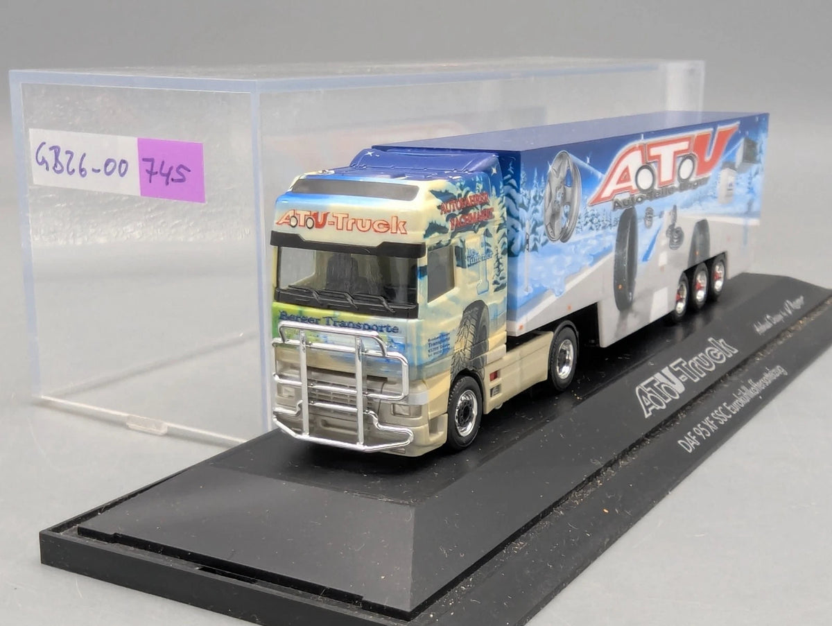 Lkw Modell 1:87 Herpa DAF XF SSC Kühlkoffersattelzug ATU Truck mit Vitrine