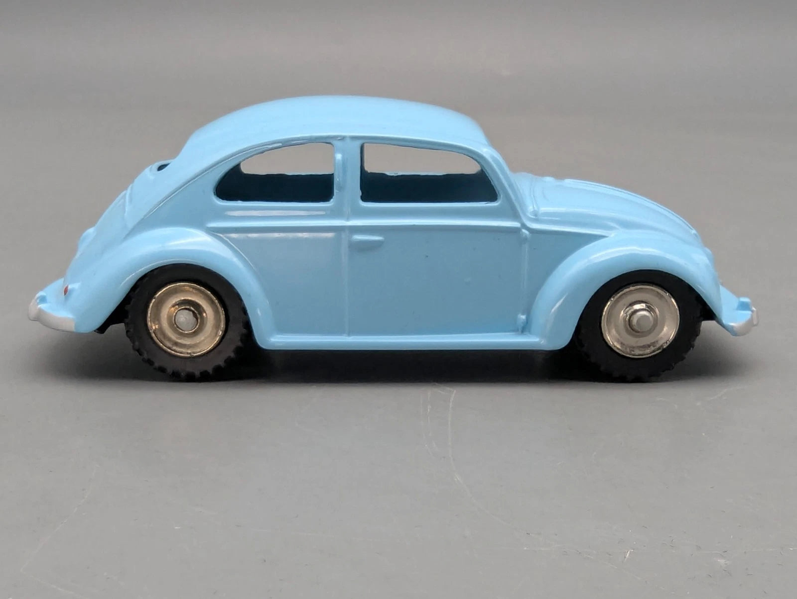 Modellauto 1:43 Dinky Toys 181 heute Mattel Volkswagen VW Käfer mit OVP