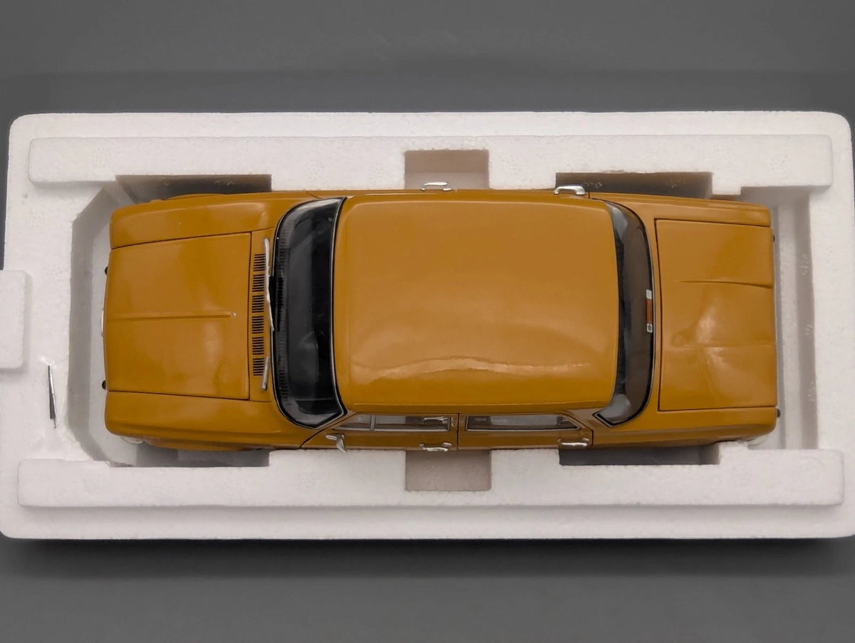Modellautos 1:18 Minichamps Alfa Romeo Giulia 1300 Super 1970 Ocker Ochre OVP