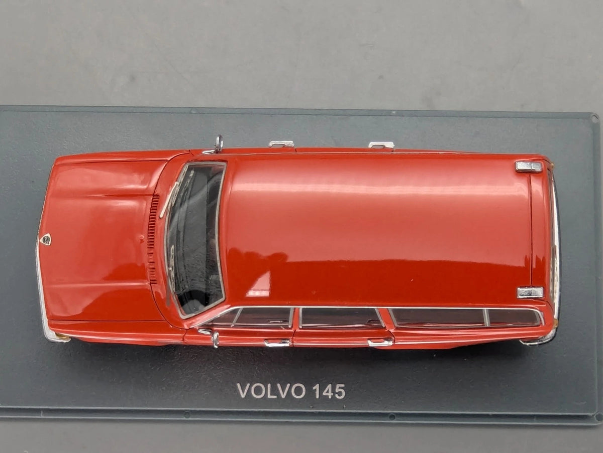 Modellautos 1:43 Neo Scale Models Volvo 145 Orange mit Hund mit Vitrine