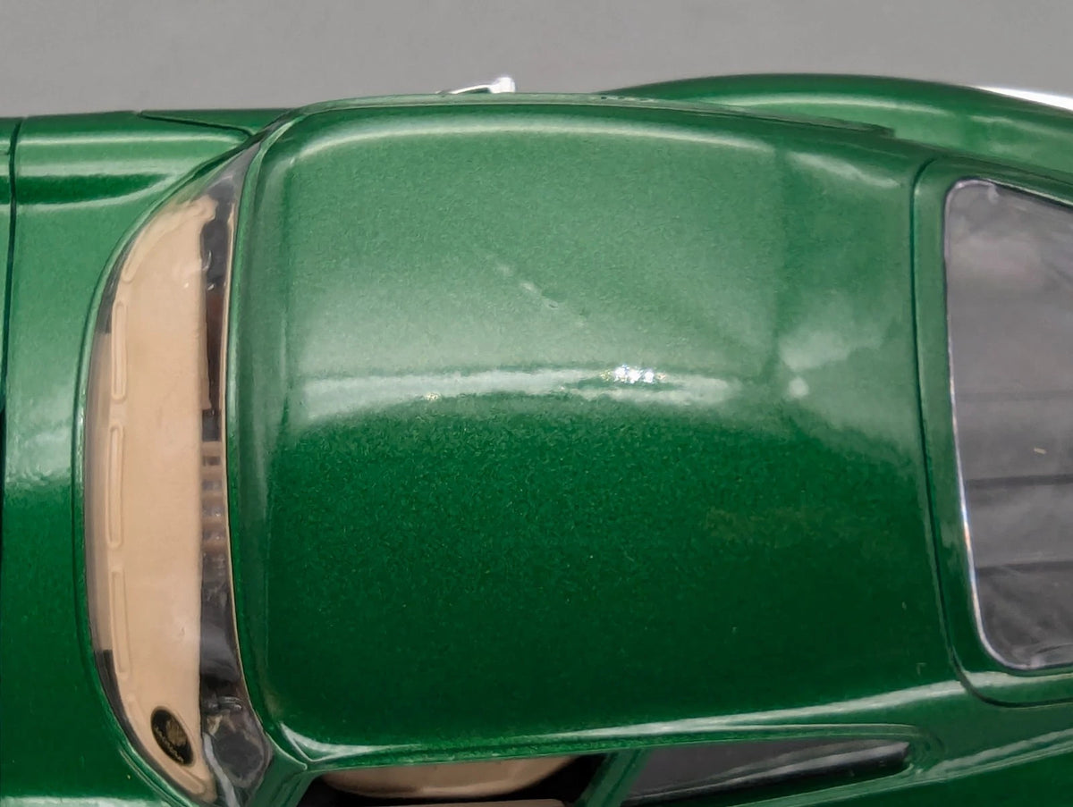 Modellautos 1:18 Bburago Jaguar E 1961 Metallic Grün mit Vitrine