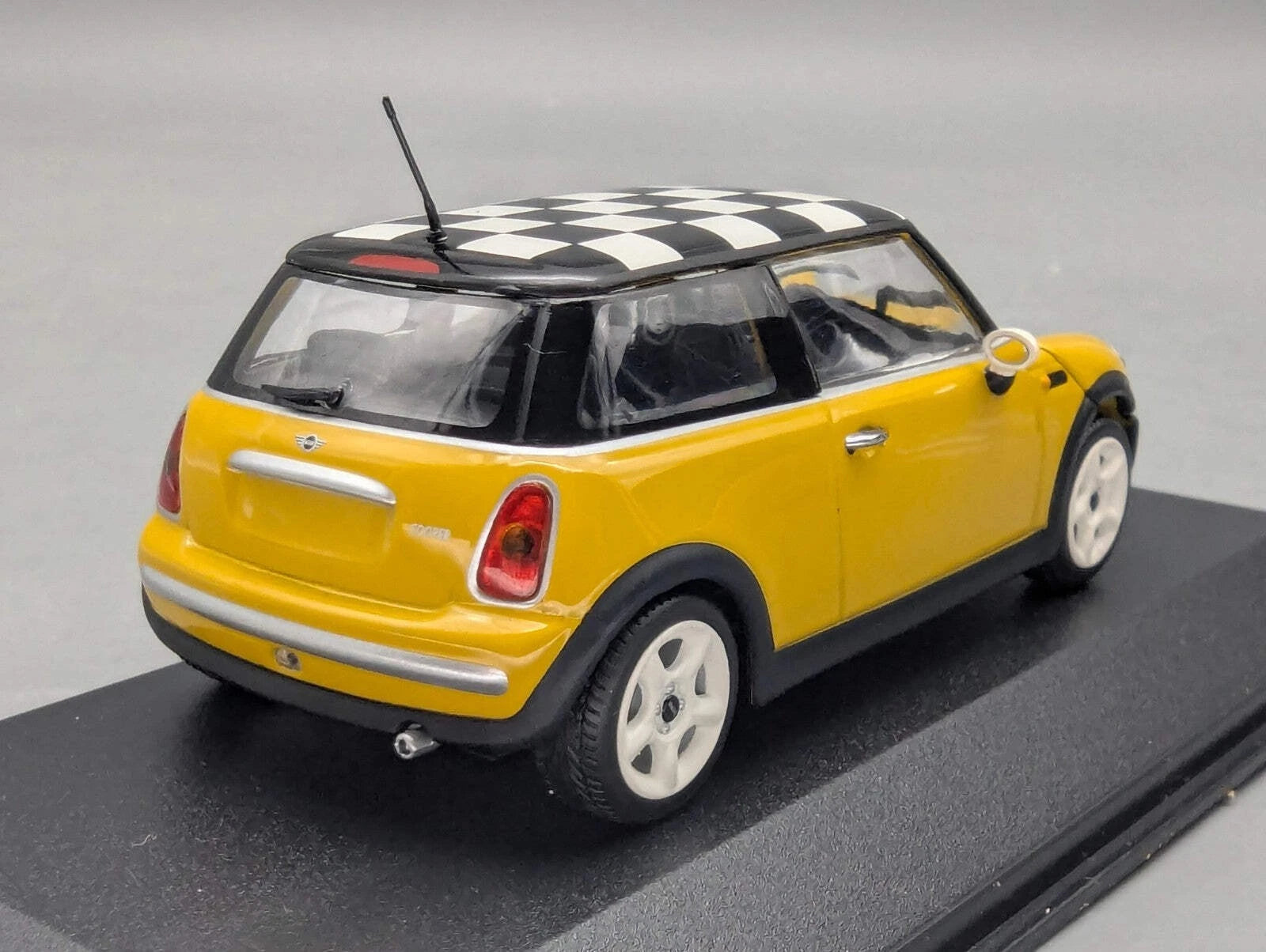 Modellautos 1:43 Minichamps Mini One 2001 Mellow Yellow mit OVP