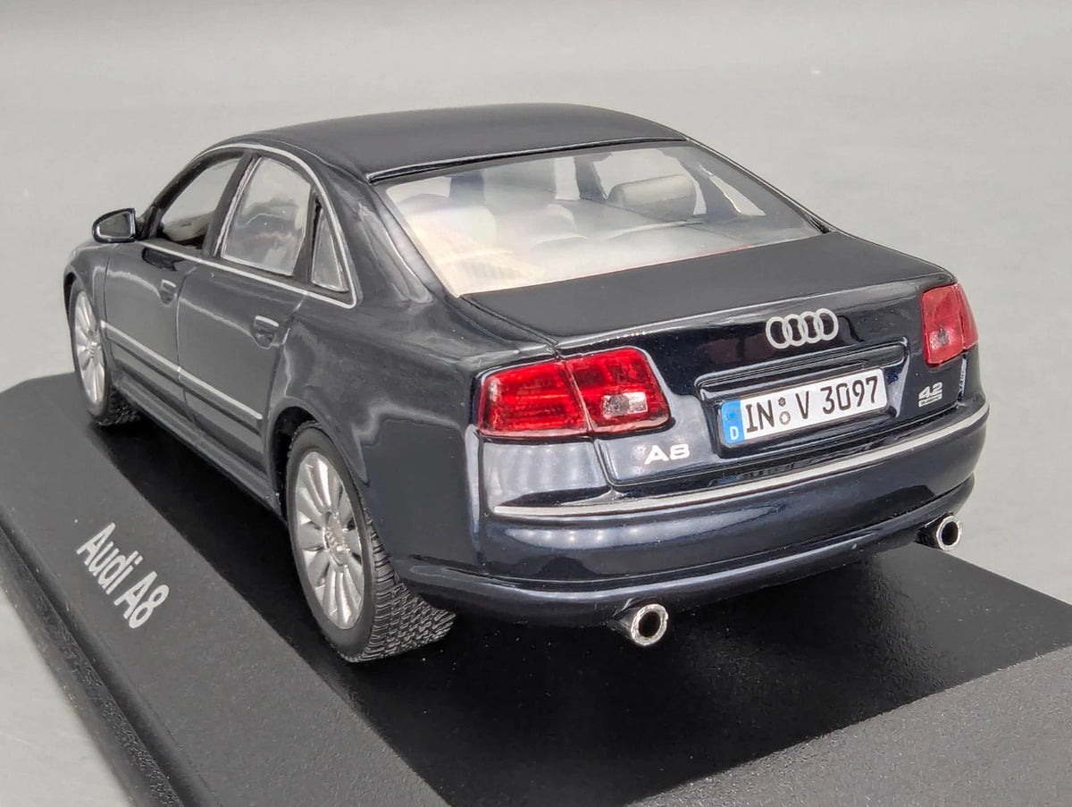 Modellautos 1:43 Minichamps Audi A8 Nachtblau mit Dealer OVP