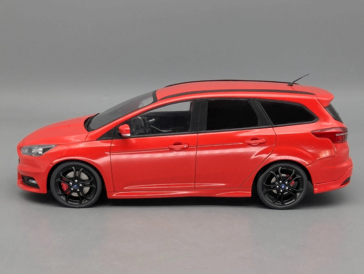 Modellautos 1:18 MCG Modelcar Group Ford Focus mit Vitrine