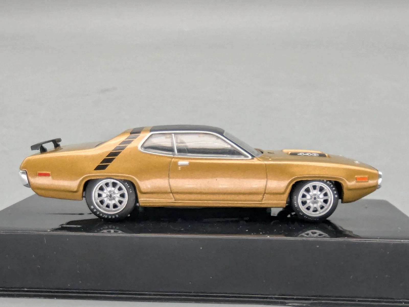 Modellautos 1:43 Ixo Plymouth GTX Runner 1971 mit Vitrine