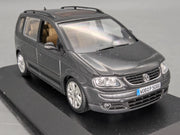 Modellautos 1:43 Minichamps Volkswagen VW Touran 1T 2003 Platingrau Dealer OVP