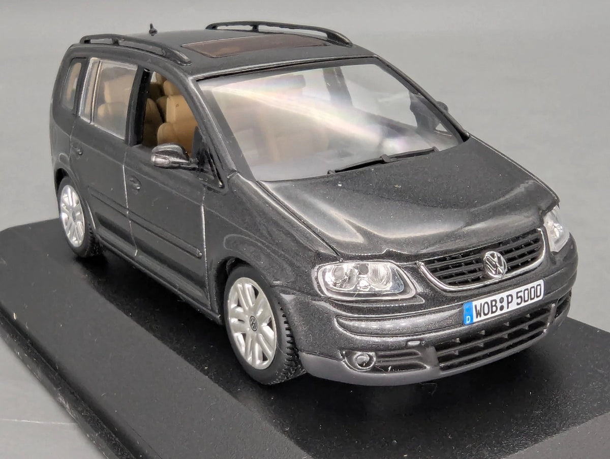 Modellautos 1:43 Minichamps Volkswagen VW Touran 1T 2003 Platingrau Dealer OVP