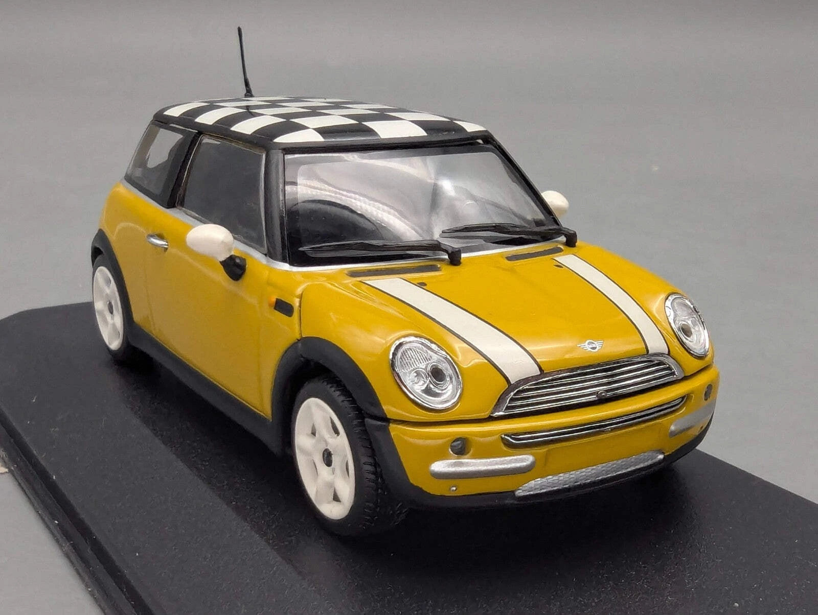 Modellautos 1:43 Minichamps Mini One 2001 Mellow Yellow mit OVP