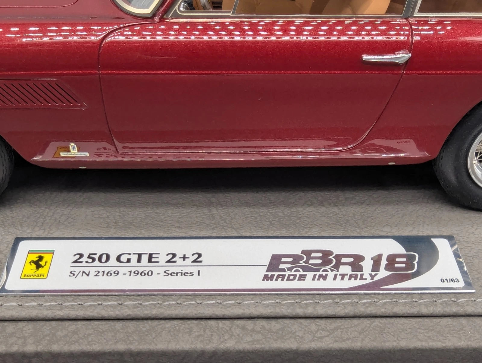 Modellautos 1:18 BBR Ferrari 250 GTE 2+2 1960 Ltd 01/63 Lederplatte Vitrine OVP