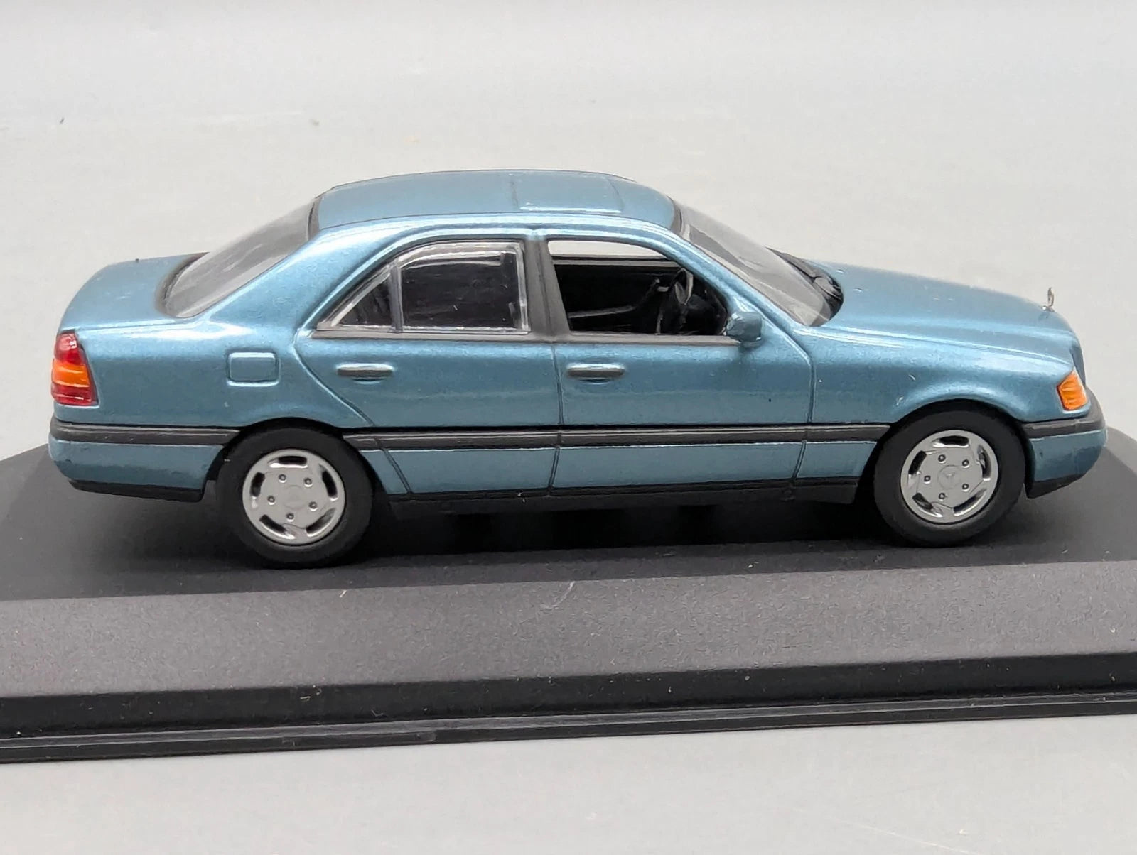 Modellautos 1:43 Minichamps Mercedes Benz C 220 Petrol Metallic mit Dealer OVP
