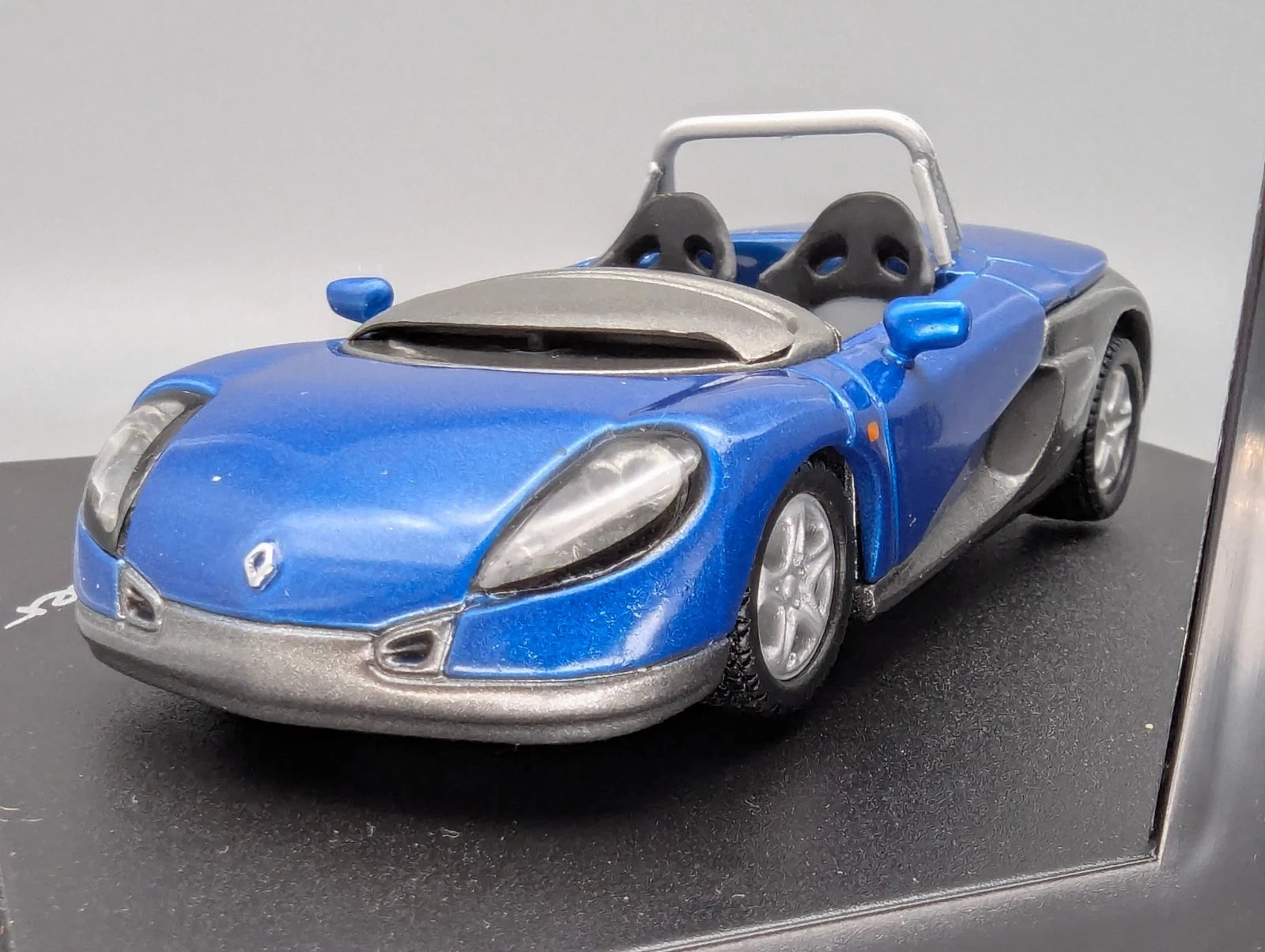 Modellautos 1:43 Vitesse Renault Sport Spider Blau mit Vitrine