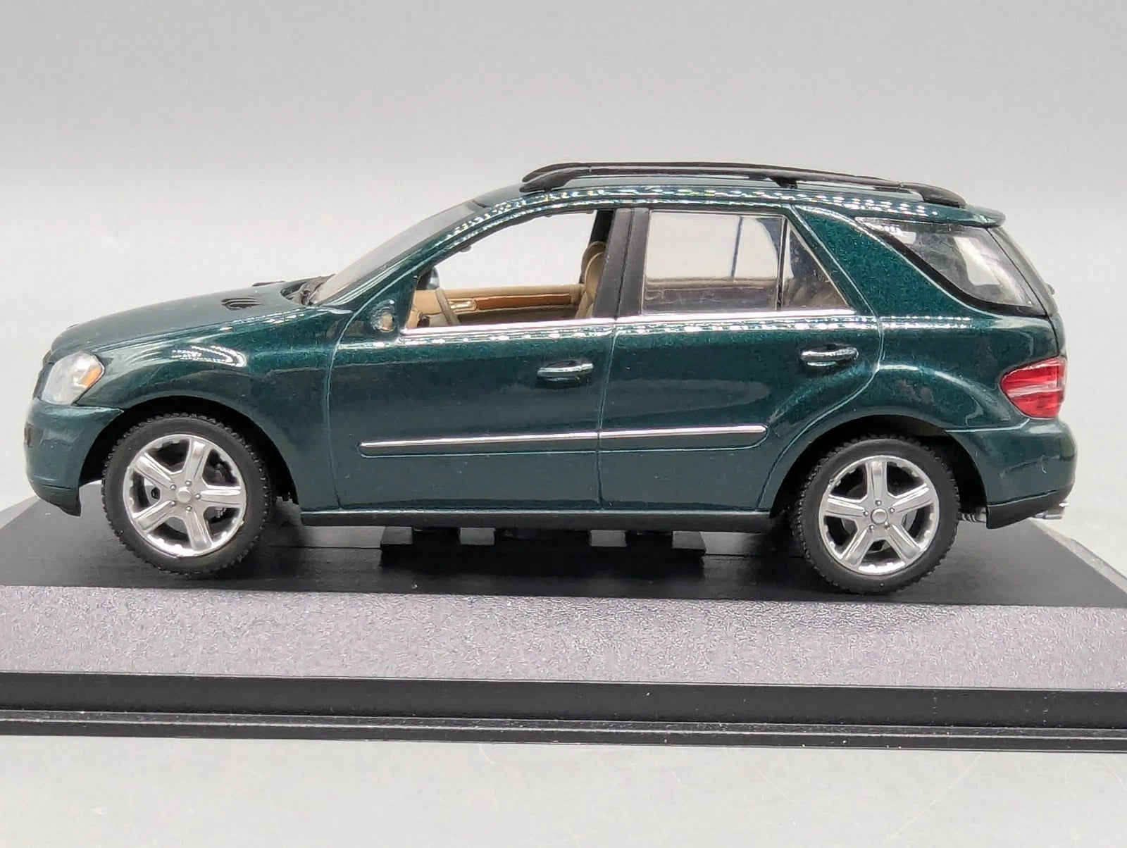 Modellautos 1:43 Minichamps Mercedes Benz M Klasse ML 500 W164 2005 Grün mit OVP