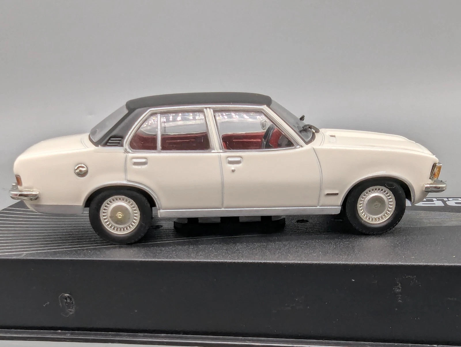 Modellautos 1:43 Ixo für Eaglemoss Opel Collection Rekord D 2,1 Liter Vitrine