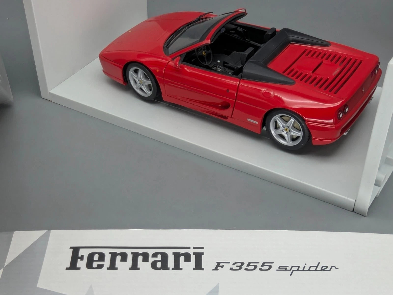 Modellautos 1:18 UT Models Ferrari F355 Spider 1994 Rot mit OVP