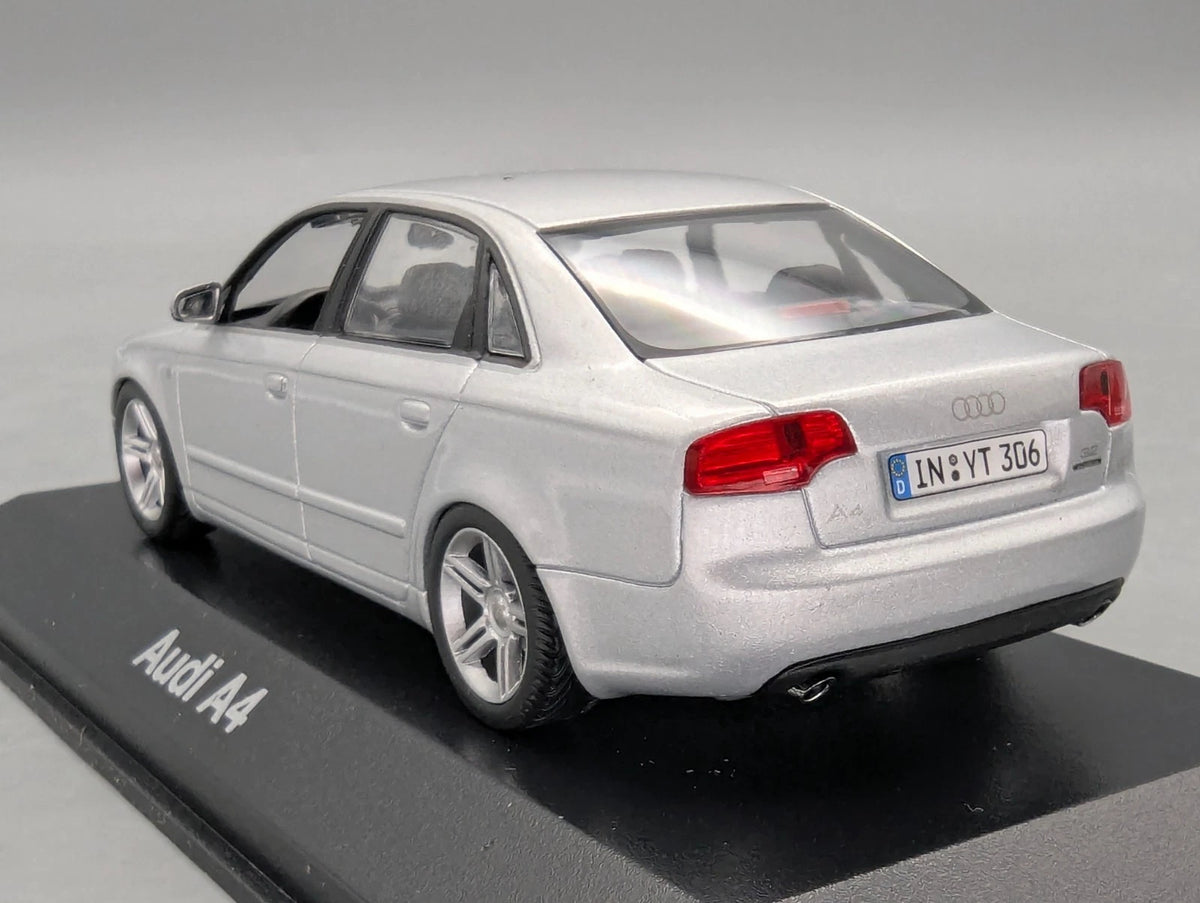 Modellautos 1:43 Minichamps Audi A4  3.2 Quattro 6-Gang Eissilber mit Dealer OVP