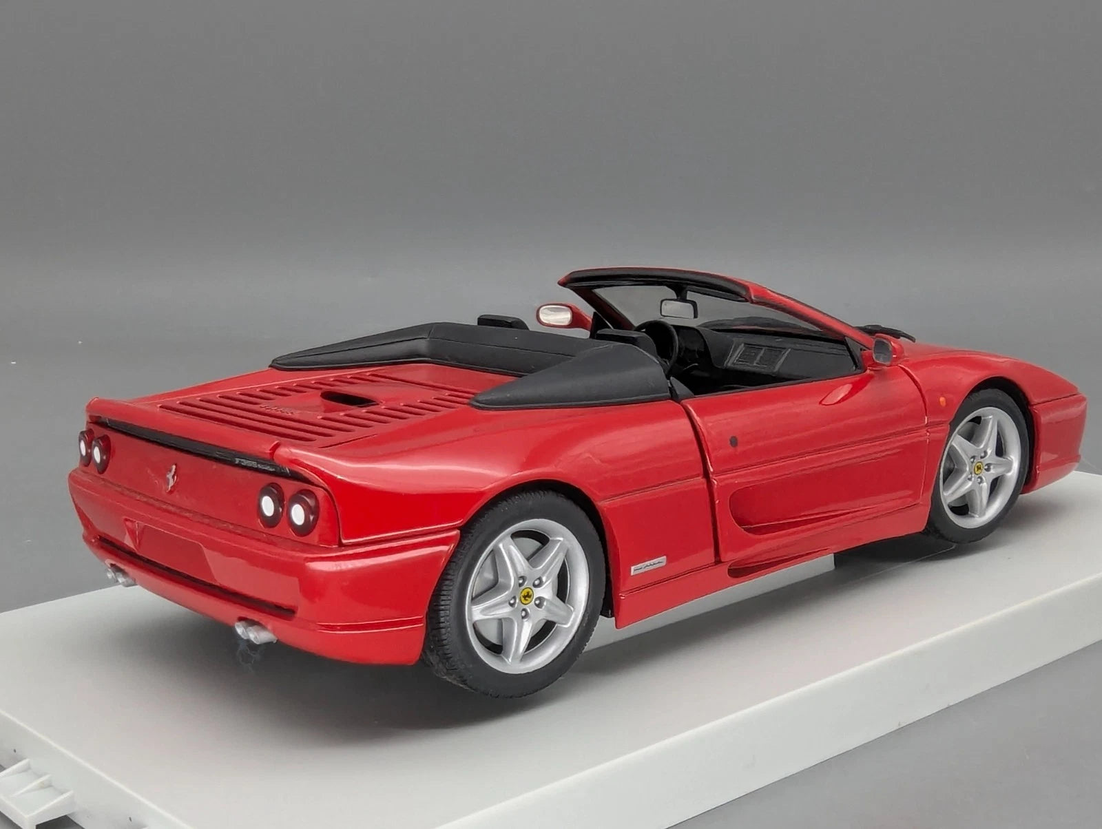 Modellautos 1:18 UT Models Ferrari F355 Spider 1994 Rot mit OVP