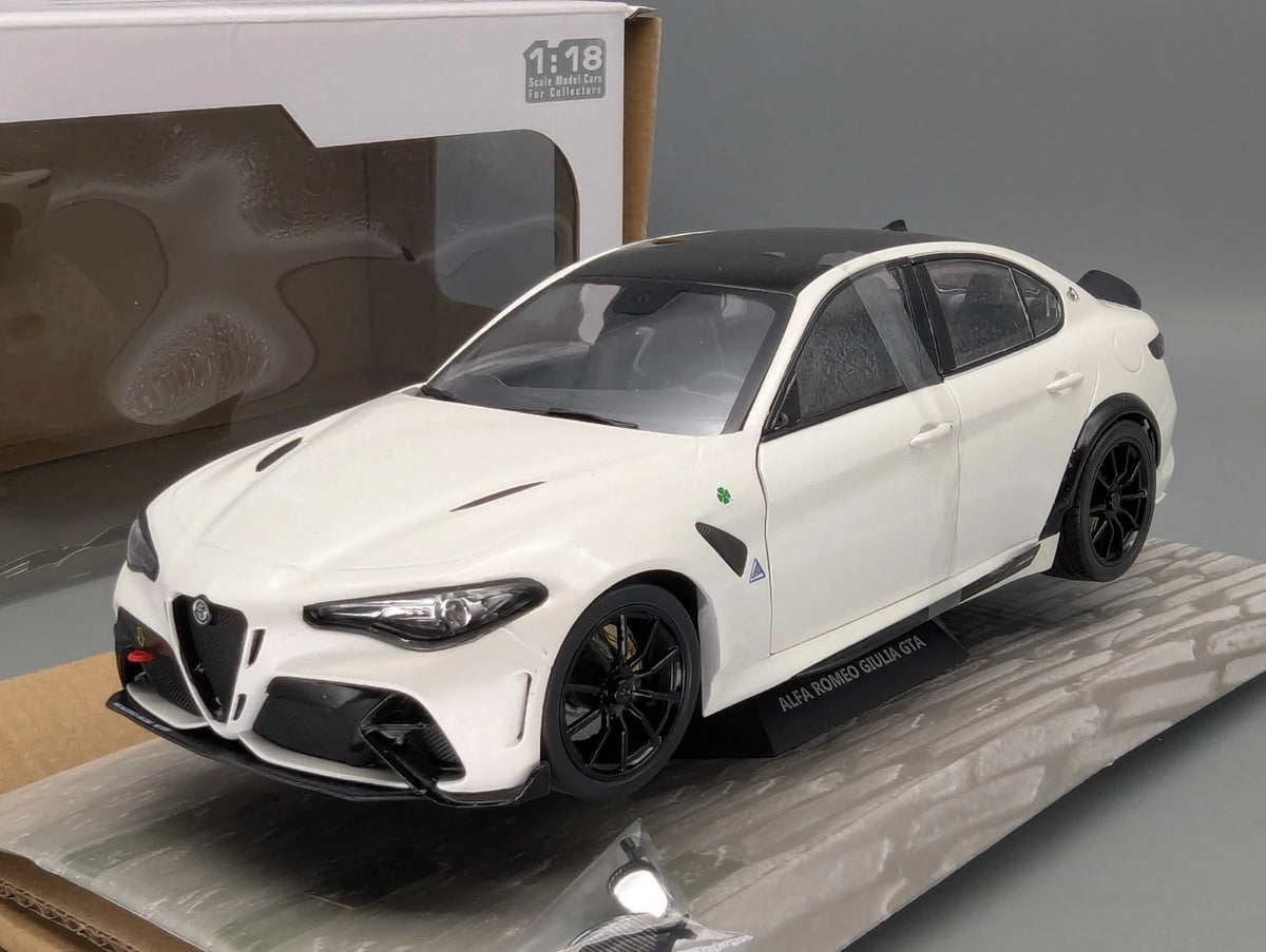Modellautos 1:18 Solido Alfa Romeo Giulia GTA Blanco Trofeo 2022 OVP