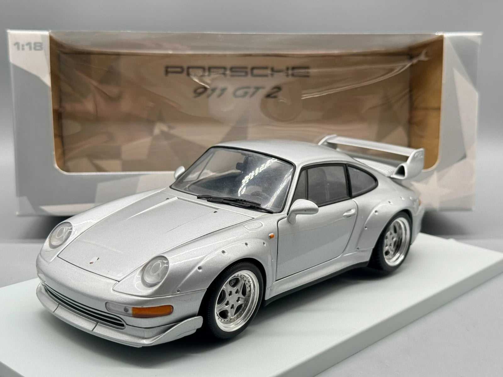 Modellautos 1:18 UT Models Porsche 911 GT2 Silber mit OVP