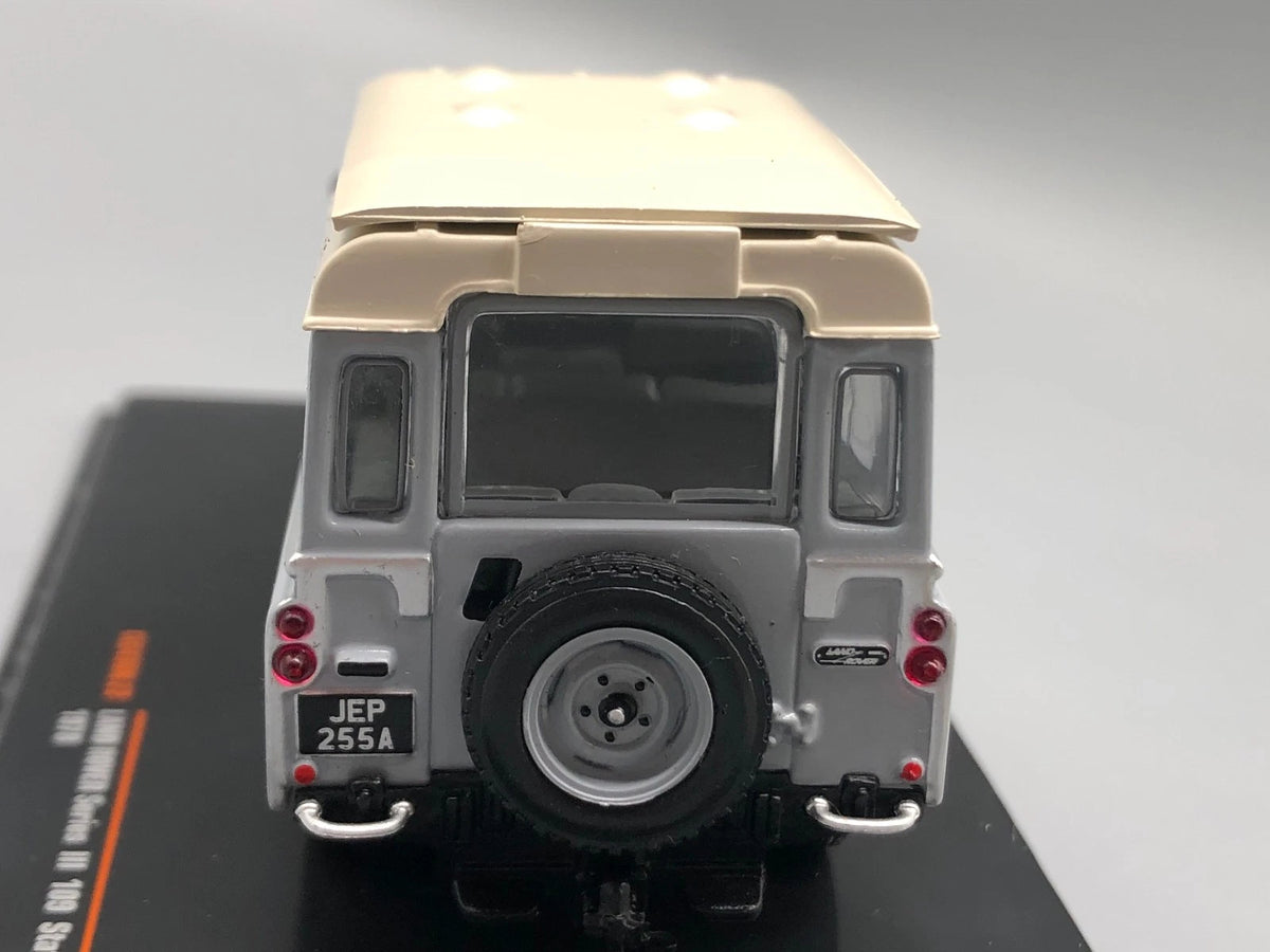 Modellautos 1:43 IXO Land Rover Series III 109 Station Wagon in Vitrine