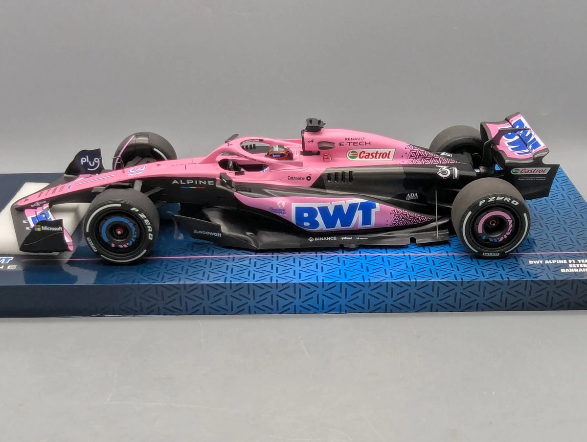 Modellautos 1:18 Minichamps BWT Alpine F1 Bahrain 2023 #31 Esteban Ocon mit OVP