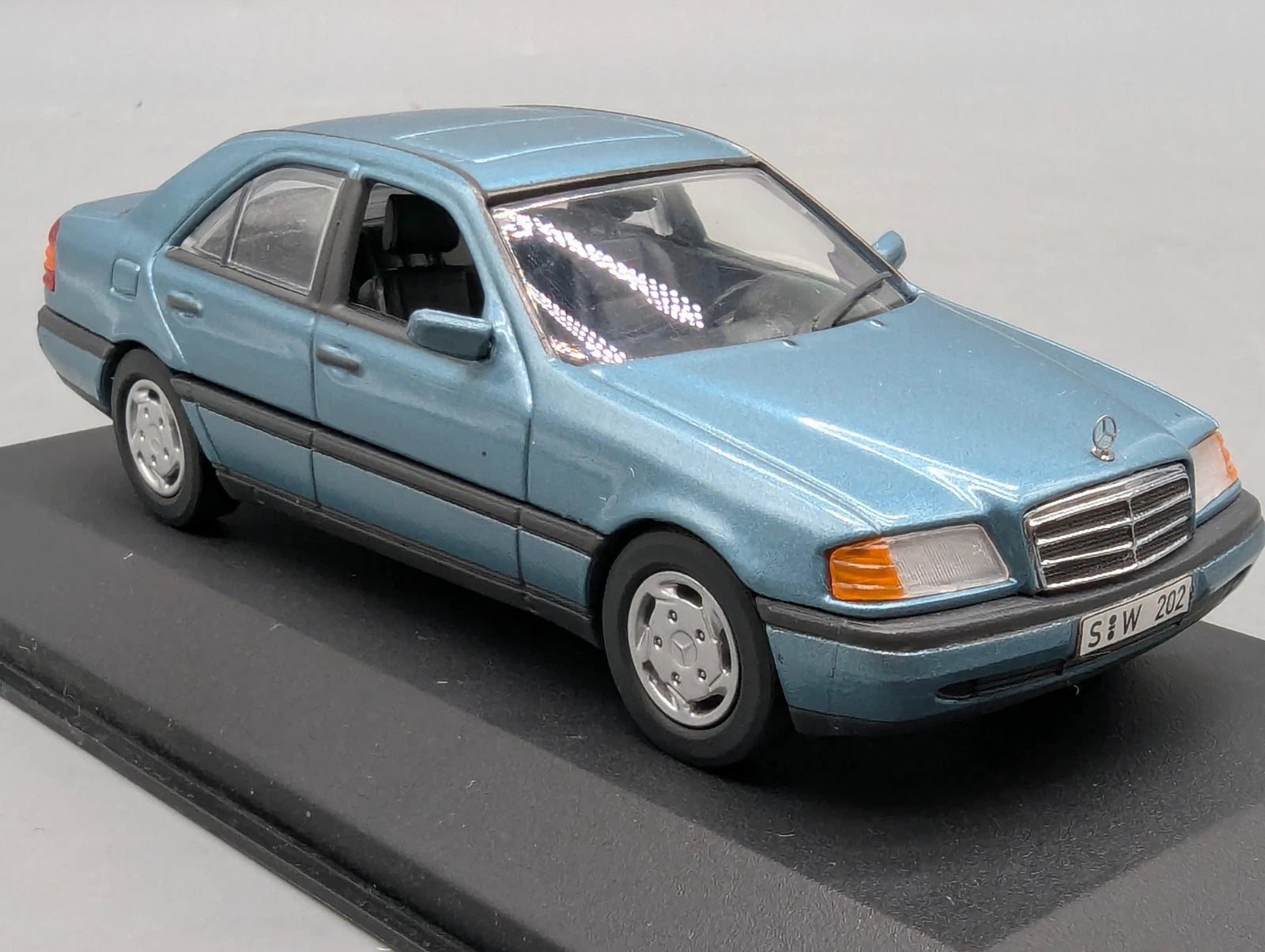 Modellautos 1:43 Minichamps Mercedes Benz C 220 Petrol Metallic mit Dealer OVP