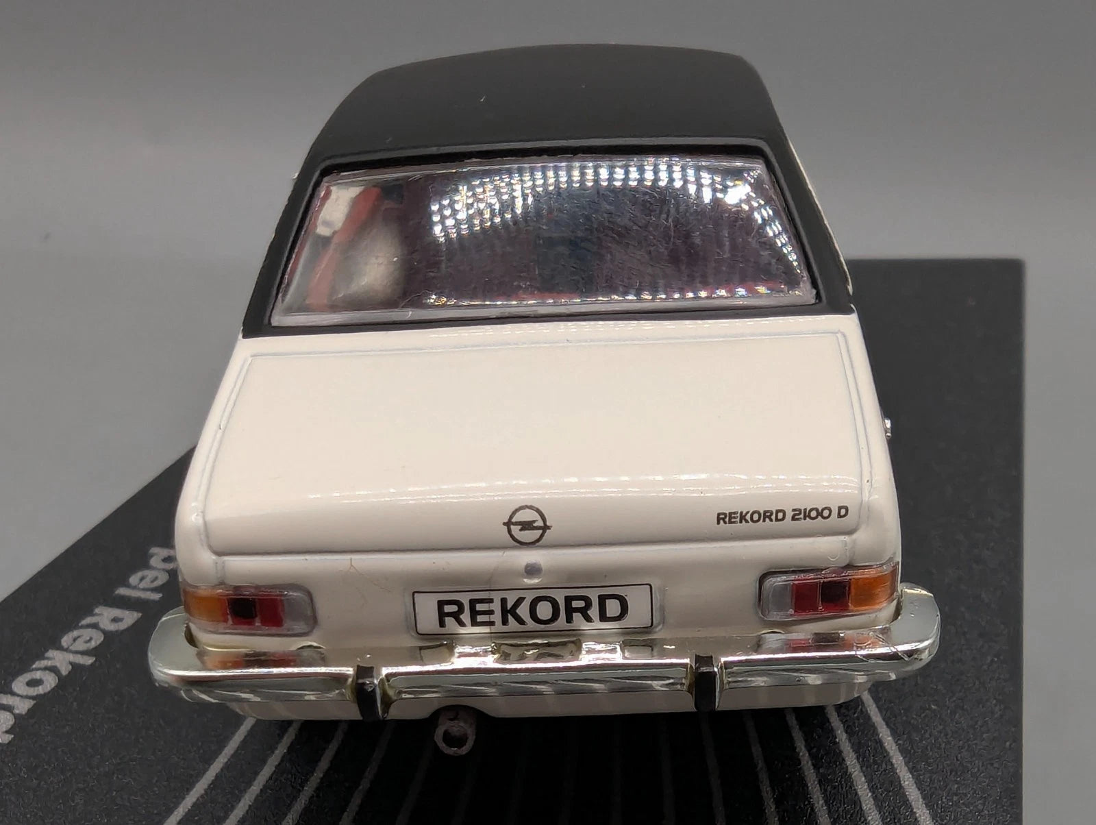 Modellautos 1:43 Ixo für Eaglemoss Opel Collection Rekord D 2,1 Liter Vitrine