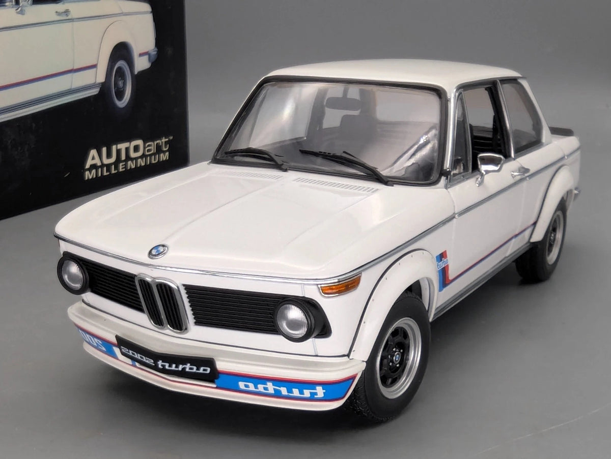 Modellautos 1:18 AUTOart Millenium 70501 BMW 2002 Turbo White mit OVP
