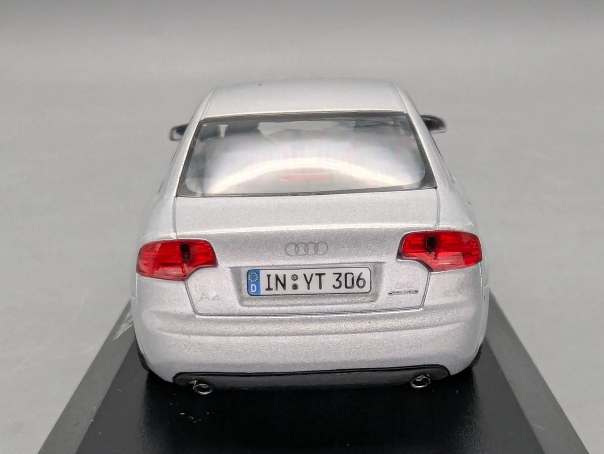 Modellautos 1:43 Minichamps Audi A4  3.2 Quattro 6-Gang Eissilber mit Dealer OVP