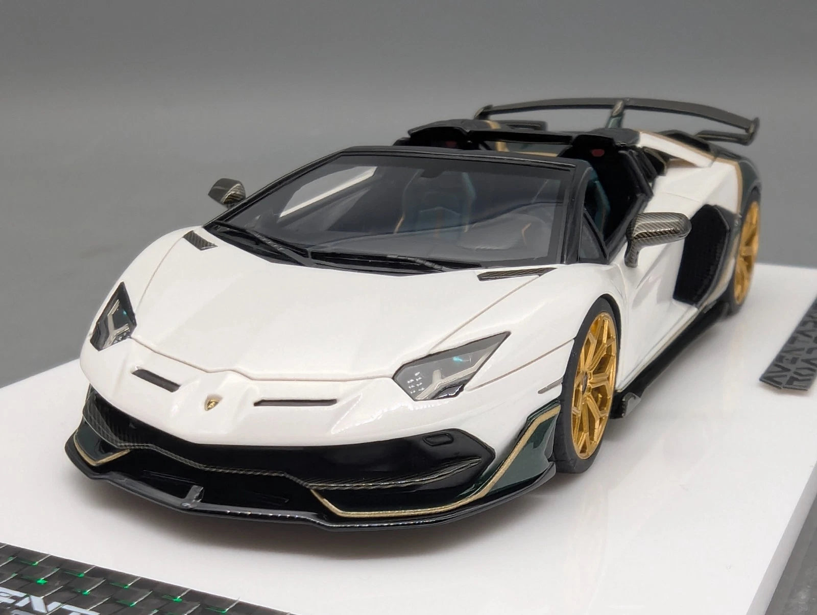 Eidolon Make Up 1:43 Lamborghini Aventador SVJ Roadster Weiß Grün Ltd 39/100 OVP
