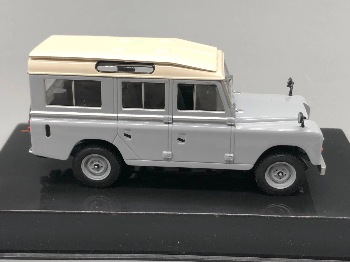 Modellautos 1:43 IXO Land Rover Series III 109 Station Wagon in Vitrine